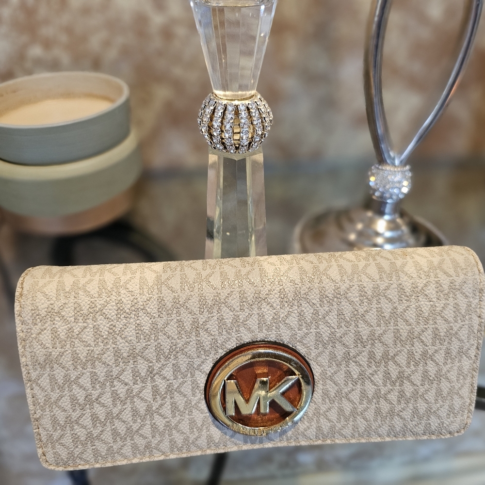 MichaelKors wallet: Used: Cream